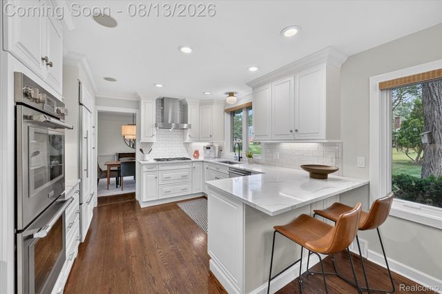 32240 Robinhood Drive, Beverly Hills Village, MI 48025
