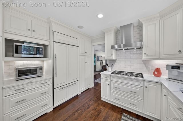 32240 Robinhood Drive, Beverly Hills Village, MI 48025