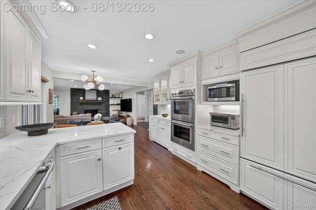 32240 Robinhood Drive, Beverly Hills Village, MI 48025