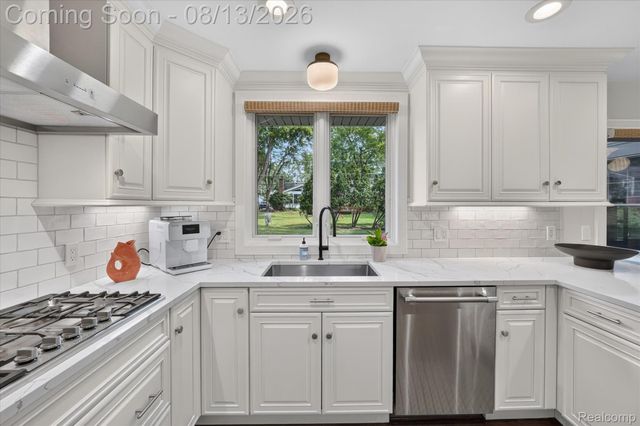 32240 Robinhood Drive, Beverly Hills Village, MI 48025