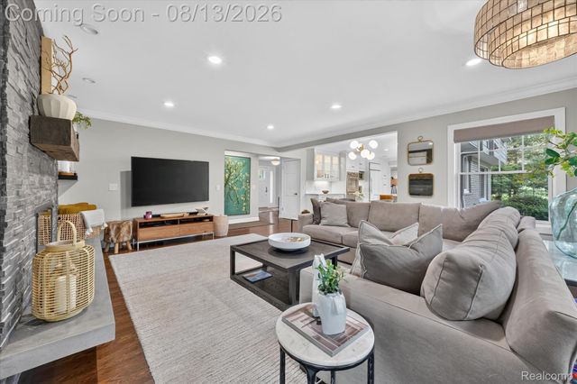 32240 Robinhood Drive, Beverly Hills Village, MI 48025