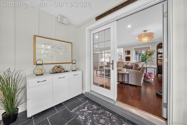 32240 Robinhood Drive, Beverly Hills Village, MI 48025