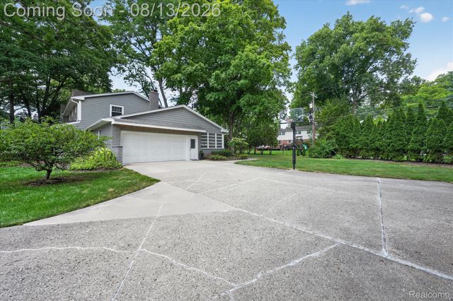 32240 Robinhood Drive, Beverly Hills Village, MI 48025