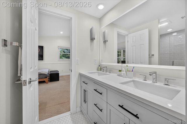 32240 Robinhood Drive, Beverly Hills Village, MI 48025