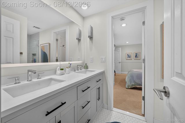 32240 Robinhood Drive, Beverly Hills Village, MI 48025