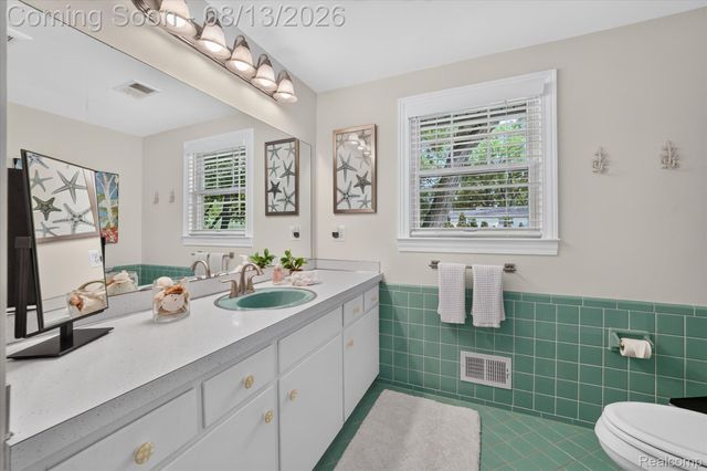 32240 Robinhood Drive, Beverly Hills Village, MI 48025