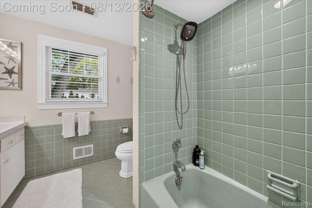 32240 Robinhood Drive, Beverly Hills Village, MI 48025