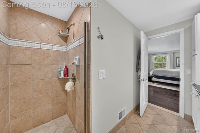 32240 Robinhood Drive, Beverly Hills Village, MI 48025