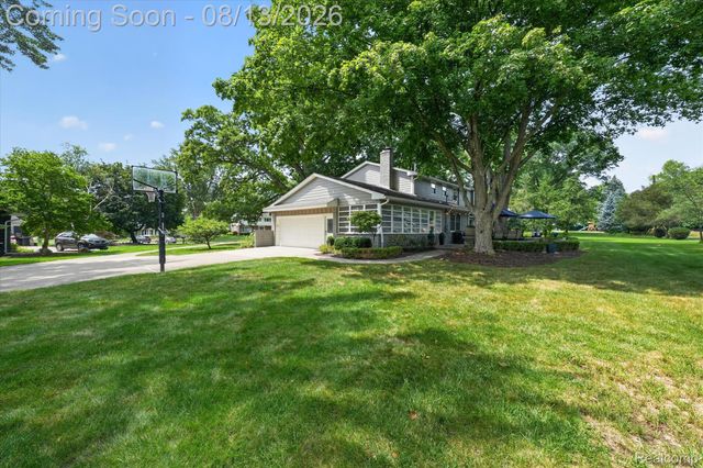 32240 Robinhood Drive, Beverly Hills Village, MI 48025