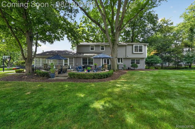 32240 Robinhood Drive, Beverly Hills Village, MI 48025