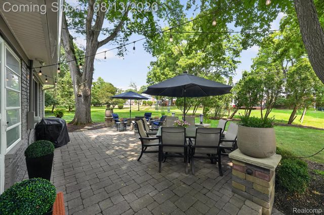 32240 Robinhood Drive, Beverly Hills Village, MI 48025