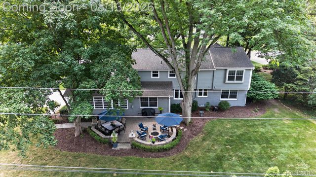 32240 Robinhood Drive, Beverly Hills Village, MI 48025