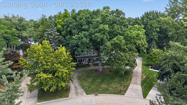 32240 Robinhood Drive, Beverly Hills Village, MI 48025