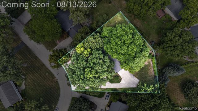 32240 Robinhood Drive, Beverly Hills Village, MI 48025