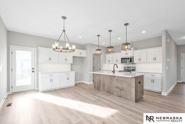 12359 Elk Ridge Circle, Papillion, NE 68046