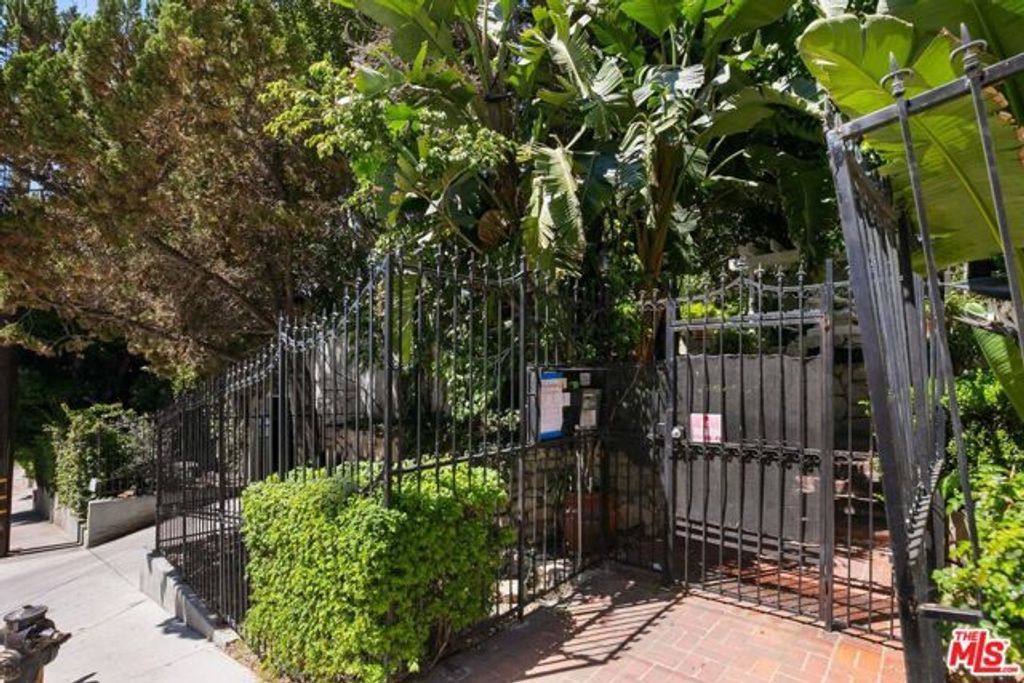1323 N Olive Drive 33d, West Hollywood, CA 90069