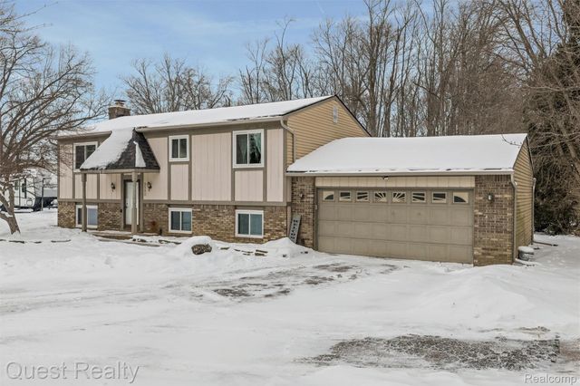 9580 Chaumont Drive, Commerce Charter Township, MI 48382