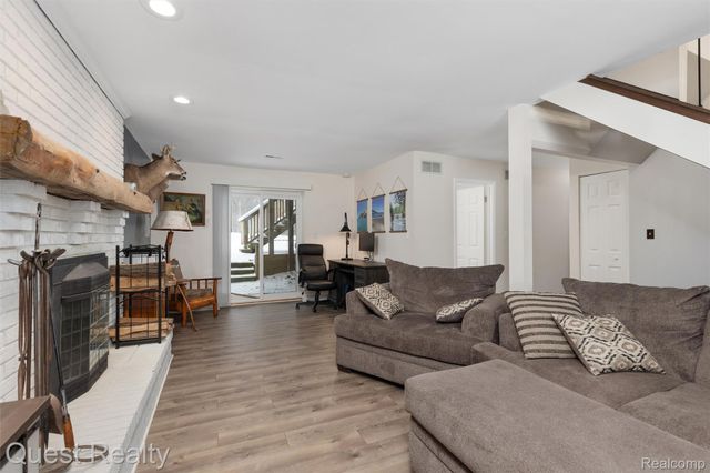 9580 Chaumont Drive, Commerce Charter Township, MI 48382