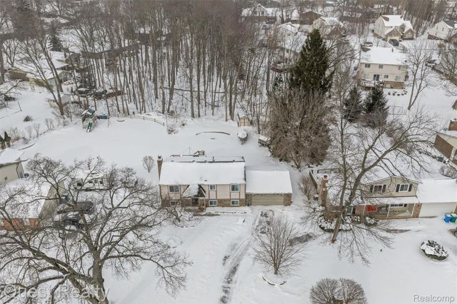 9580 Chaumont Drive, Commerce Charter Township, MI 48382