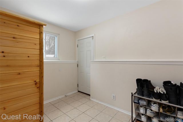 9580 Chaumont Drive, Commerce Charter Township, MI 48382