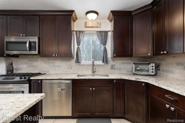 9580 Chaumont Drive, Commerce Charter Township, MI 48382