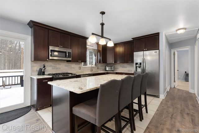 9580 Chaumont Drive, Commerce Charter Township, MI 48382