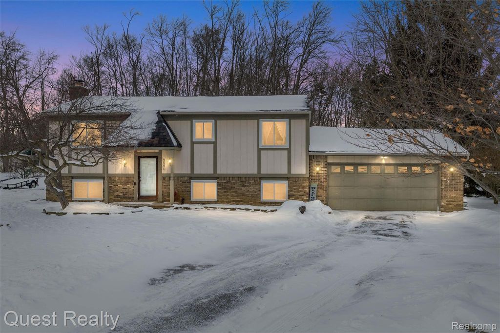 9580 Chaumont Drive, Commerce Charter Township, MI 48382