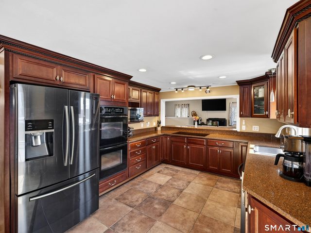 23 Skyview Terrace, Groton, CT 06340