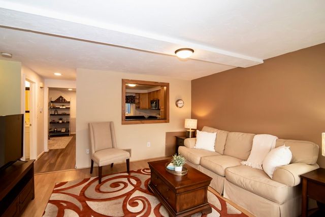 5 Tsienneto Rd Unit 10, Derry, NH 03038