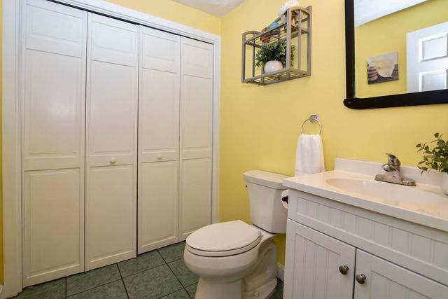 5 Tsienneto Rd Unit 10, Derry, NH 03038