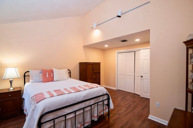 5 Tsienneto Rd Unit 10, Derry, NH 03038