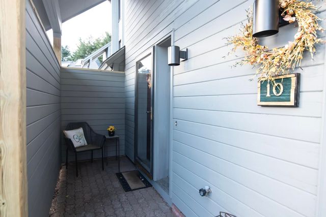 5 Tsienneto Rd Unit 10, Derry, NH 03038