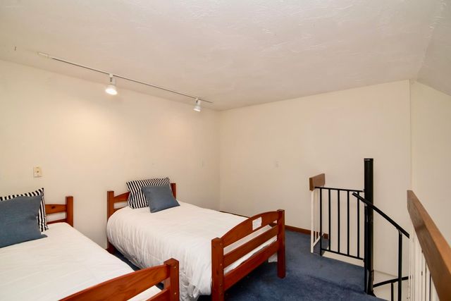 5 Tsienneto Rd Unit 10, Derry, NH 03038