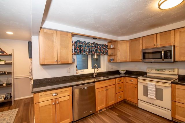 5 Tsienneto Rd Unit 10, Derry, NH 03038