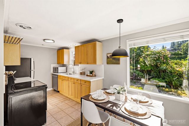 8257 Interlake Avenue N, Seattle, WA 98103