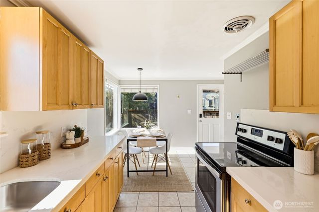 8257 Interlake Avenue N, Seattle, WA 98103