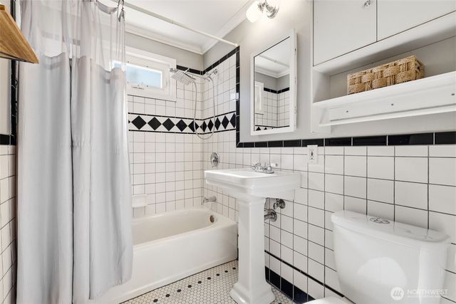 8257 Interlake Avenue N, Seattle, WA 98103