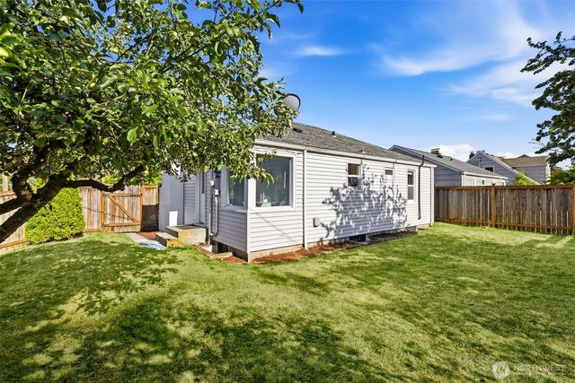 8257 Interlake Avenue N, Seattle, WA 98103