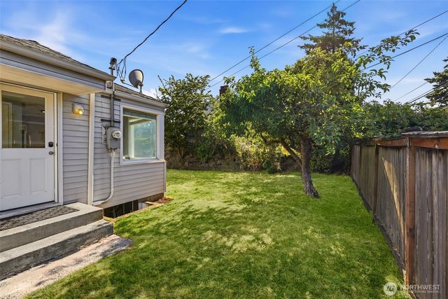 8257 Interlake Avenue N, Seattle, WA 98103