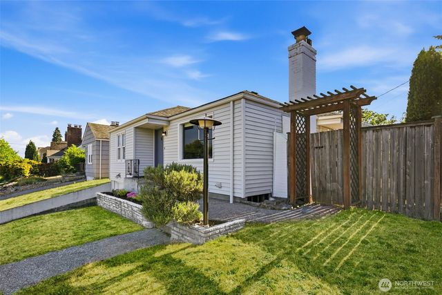 8257 Interlake Avenue N, Seattle, WA 98103