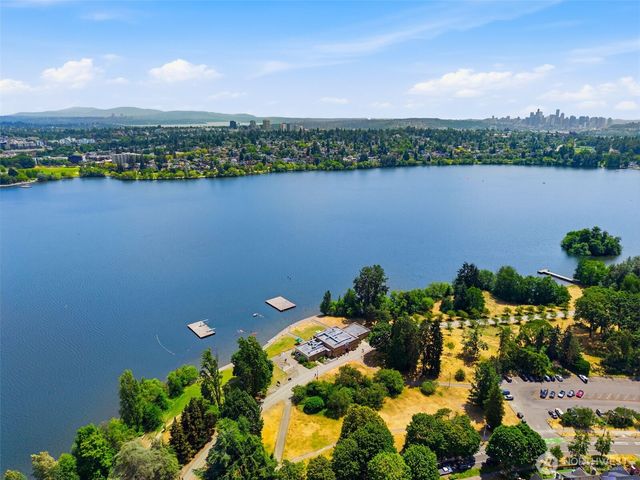 8257 Interlake Avenue N, Seattle, WA 98103