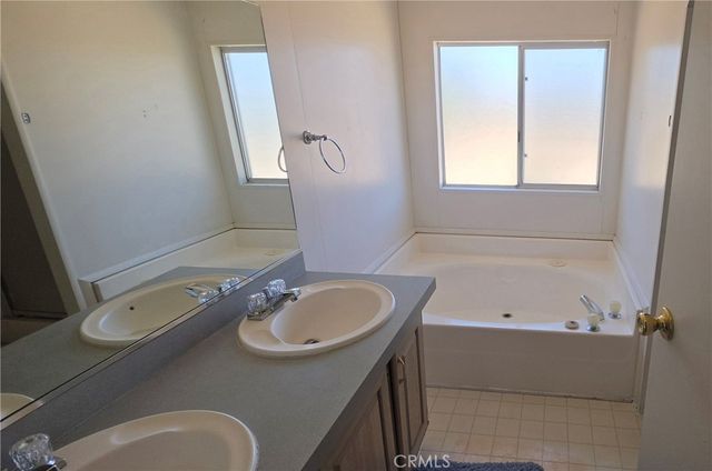 32033 207th E, Llano, CA 93544