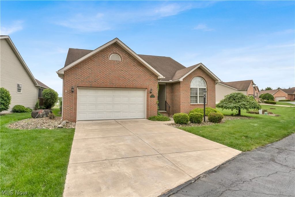 144 Royal Troon Drive SE, Warren, OH 44484