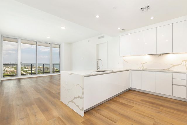 220 Lake Shore Drive 1809, Lake Park, FL 33403