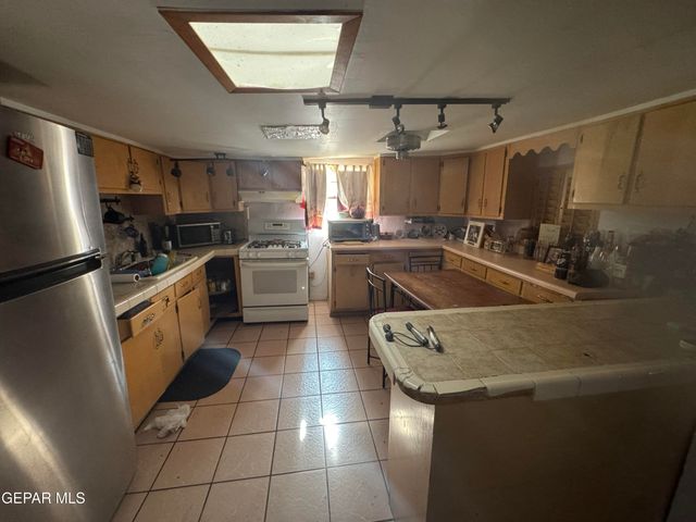 2704 Porter Avenue, El Paso, TX 79930