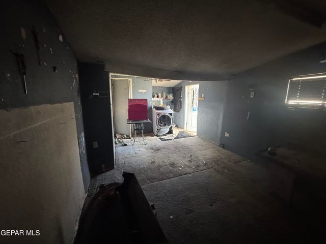 2704 Porter Avenue, El Paso, TX 79930