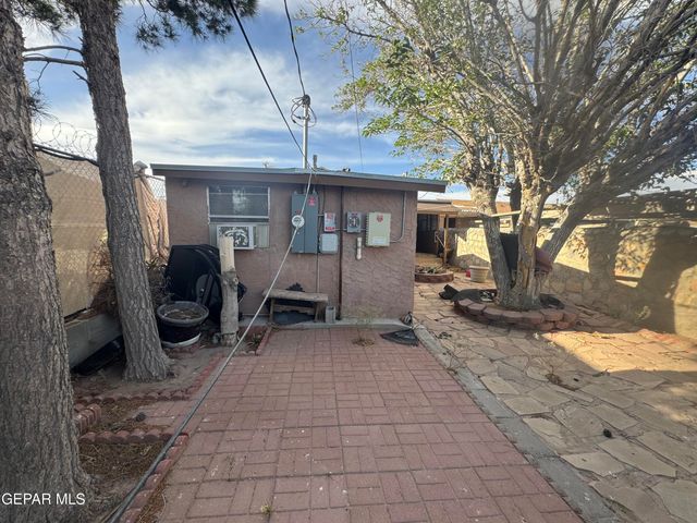 2704 Porter Avenue, El Paso, TX 79930