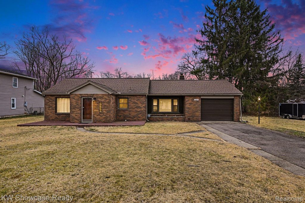 1690 Marylestone Drive, West Bloomfield Charter Township, MI 48324