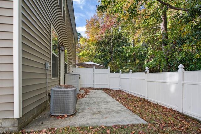 718 Albertine CT # 14A, Chesapeake, VA 23320