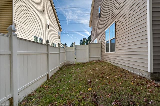 718 Albertine CT # 14A, Chesapeake, VA 23320